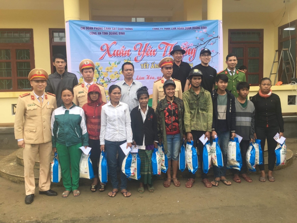Lưu Hồng Phúc và đoàn từ thiện tại huyện Tuyên Hóa, Quảng Bình.