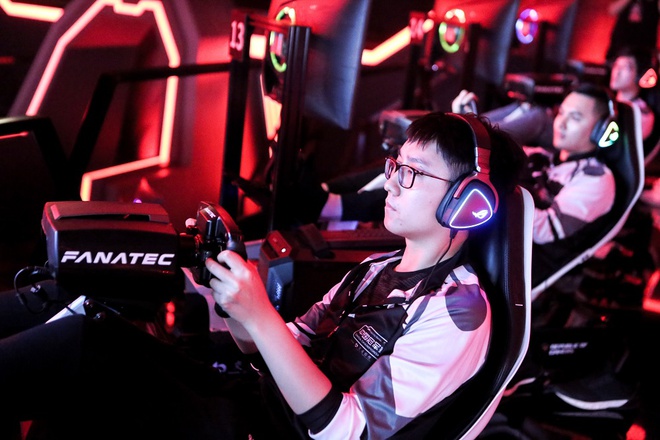 Thí sinh tranh tài tại lễ khai mạc giải đua xe công thức 1 - Esports Series China Championshipin ngày 5/1. Ảnh: China Daily.