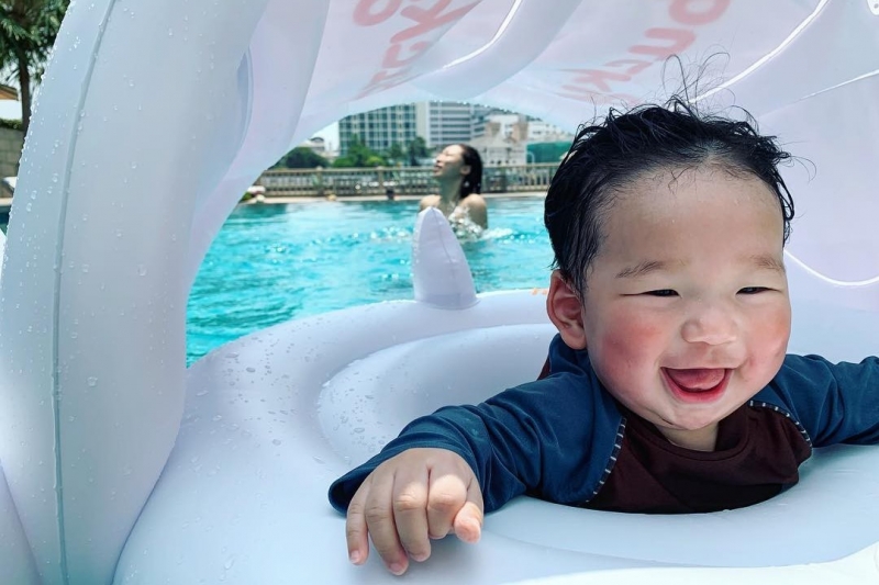Người mẹ lấp ló phía sau ảnh của con trai