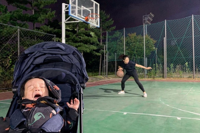 "Nhưng bà làm mẹ tôi hơi lâu rồi đấy!"