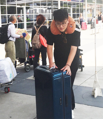 Bạn Quem Nguyen, du học sinh đến từ TP HCM, vừa xuống sân bay Melbourne, đang chờ người thân đón. Ảnh: Thoại Giang.