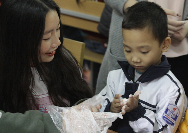 Minh Anh dạy trẻ làm bánh. Ảnh: Nhân vật cung cấp.