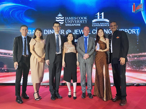 Đại học James Cook Singapore trao giải thưởng Best Performing Partner 2019 cho đại diện Du học INEC.