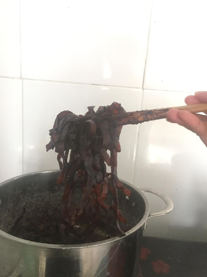 Một chảo mì tương đen thực thụ!