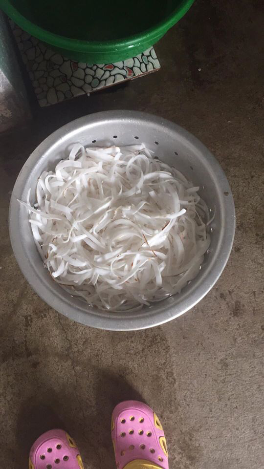 Mẻ dừa mới bào sợi ban đầu còn trắng đục như này cơ mà.