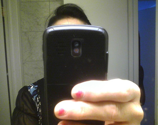 "Đây là bức ảnh selfie đầu tiên của mẹ tôi". Mặt mũi nữ chính thì không thấy đâu, rõ nhất chỉ là bộ móng còn sót chút màu sơn đỏ.