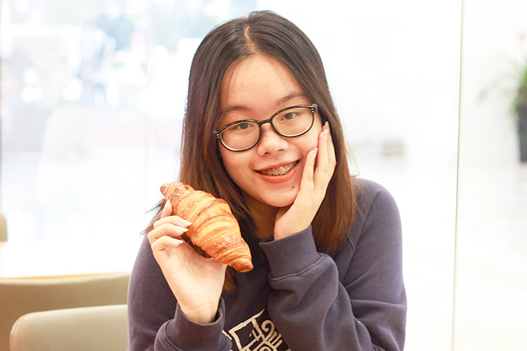 Lê Đặng Quỳnh Anh có sở thích làm bánh. Ảnh: Dương Tâm