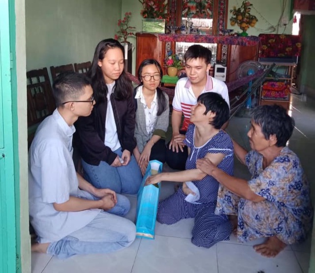 Kiệt cùng các bạn đi thăm các nạn nhân chất độc da cam 