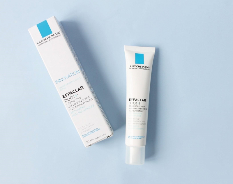 Kem dưỡng ẩm dạng gel không gây bết dính đến từ hãng dược mỹ phẩm Pháp cũng được Rư đánh giá cao. Trước tiên là bởi bạn có thể tiết kiệm túi tiền khi tối giản các bước skincare và dùng một sản phẩm giảm mụn này thôi cũng được và sau là thành phần của "em nó" không có hoạt chất gây bít tắc lỗ chân lông, một điều rất cần cho da mụn. Sản phẩm còn được giới thiệu giúp giảm mụn, làm dịu da, hạn chế da tiết dầu.