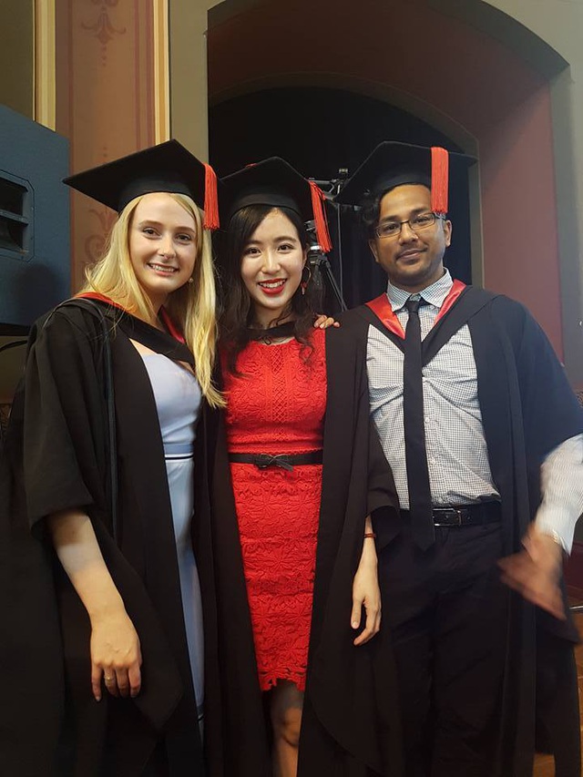 Lily (giữa) rạng rỡ trong ngày tốt nghiệp bác sĩ Doctor of Medicine MD.