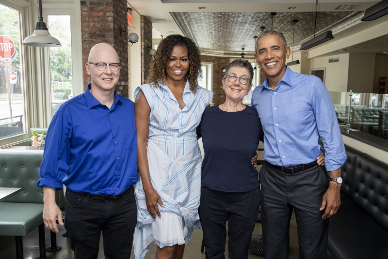 Vợ chồng Barack Obama cùng đạo diễn phim American Factory là Steve Bognar và Julia Reichert.