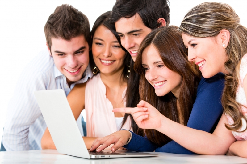 Friends with a laptop