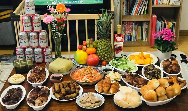 Mâm cơm ngày Tết của du học sinh không thể thiếu bánh chưng, giò chả, nem rán.