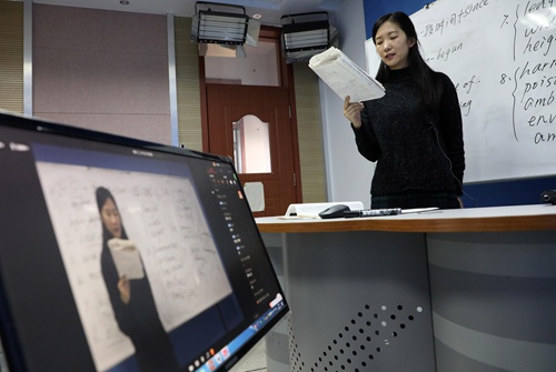 Nhiều học sinh Trung Quốc phải học online tại nhà vì dịch Covid-19. Ảnh: China Daily