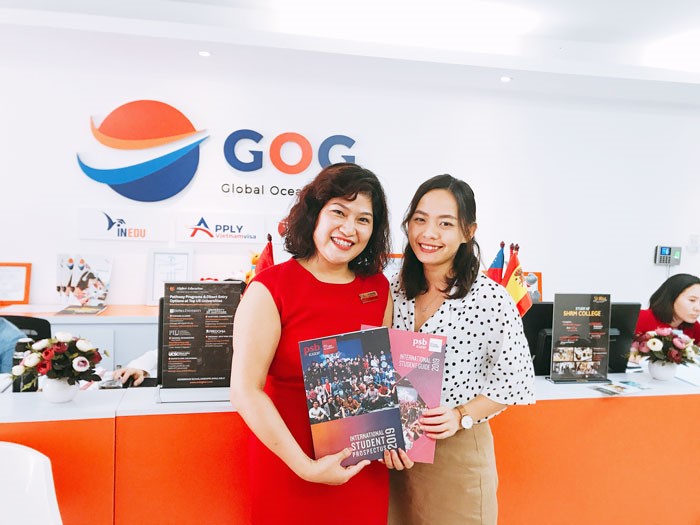 Ms Huyền của VinEdu cùng với Ms Hồng – đại diện tuyển sinh của Học viện PSB