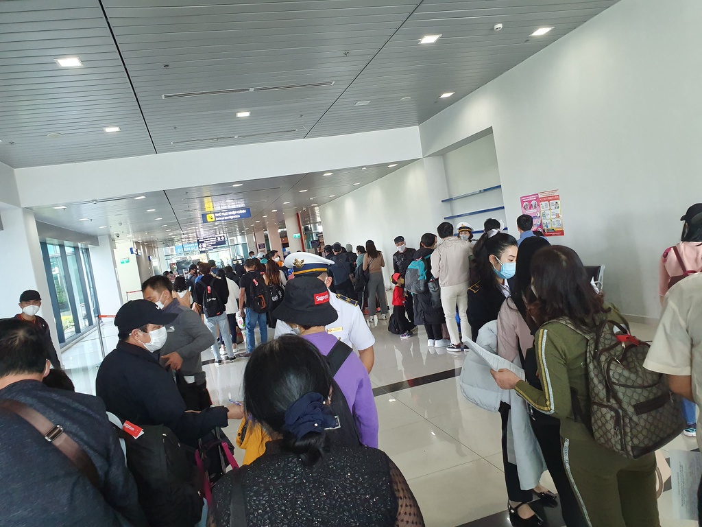 Người nghi nhiễm virus corona chủng mới xếp hàng chờ xét nghiệm tại thành phố Daegu hôm 20/2. Ảnh: AP.