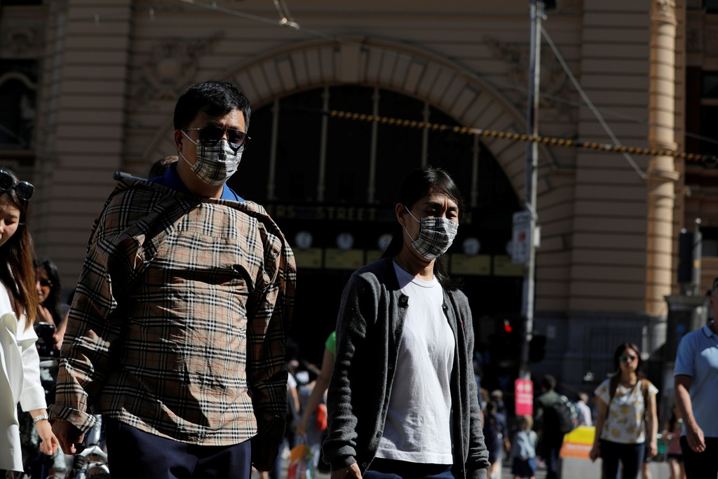Người gốc Á đeo khẩu trang ở khu trung tâm Melbourne sau khi có ca dương tính với virus corona được ghi nhận tại thành phố. Ảnh: Reuters.
