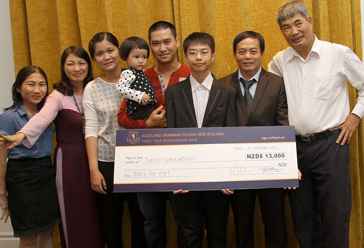 Việt Bách (giữa) nhận học bổng du học của trường trung học Auckland Grammar (New Zealand).
