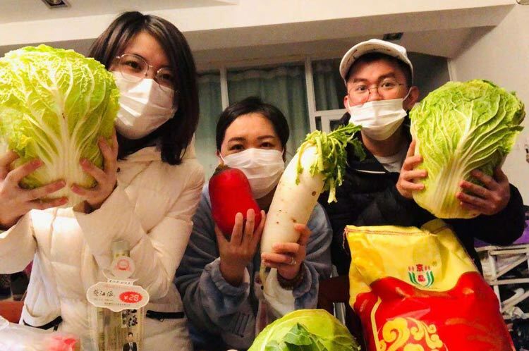 Lưu học sinh Việt Nam tại Đại học Sư phạm Hoa Trung tích trữ lương thực. Ảnh: Ngọc Nuôi.