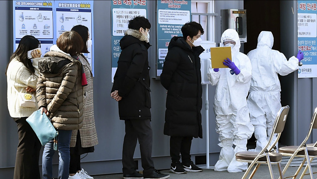 Người nghi nhiễm virus corona chủng mới xếp hàng chờ xét nghiệm tại thành phố Daegu hôm 20/2. Ảnh: AP.