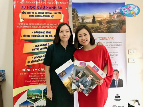 Đại diện của Tập đoàn SEG thường xuyên sang thăm và cùng Cầu Xanh tư vấn trực tiếp cho phụ huynh và học sinh.