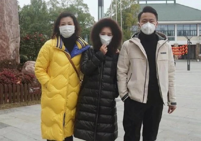 Zixuan Wang (giữa) viết thư thỉnh cầu chính phủ Australia cho phép và giúp đỡ 500 sinh viên Vũ Hán trở lại Australia học tiếp. Ảnh: Australian.