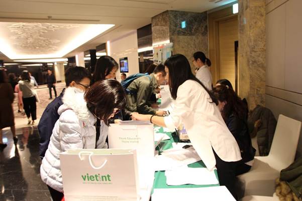 Nhiều học sinh, sinh viên nhận được học bổng trực tiếp tại các triển lãm du học của Vietint.
