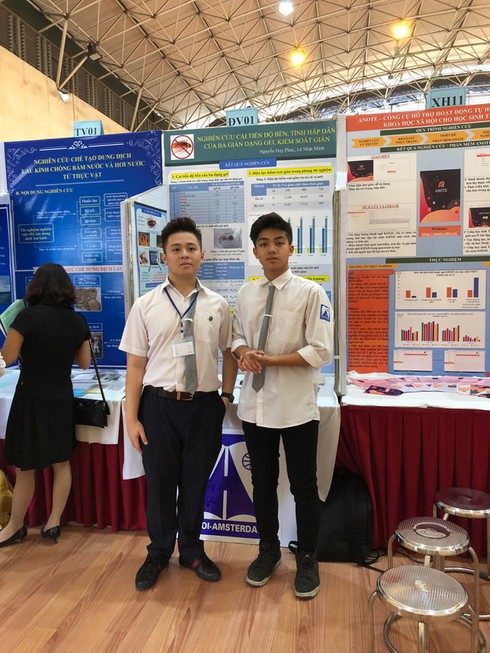 Lê Nhật Minh (phải) và Huy Phúc giành Giải Nhì toàn quốc trong cuộc thi ViSEF 2018-2019.