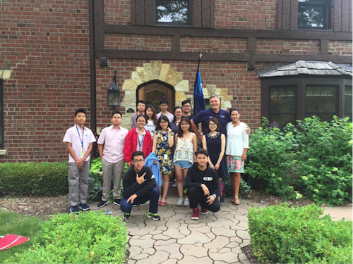 Du học khóa hè tại Elmhurst College đã đem đến cho Đức Anh (nam sinh áo đen ngồi dưới bên phải) những trải nghiệm thú vị và giúp ích rất lớn cho việc nuôi dưỡng ước mơ du học Mỹ.