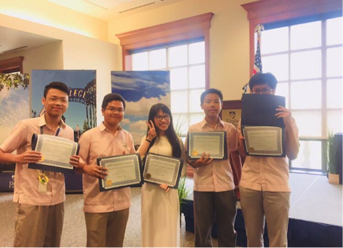 "Nhờ chương trình trải nghiệm một tháng hè tại trường đại học Elmhurst, em có cơ hội làm quen với các bạn học sinh ưu tú. Ngoài ra, sự giúp đỡ nhiệt tình của thầy cô cũng giúp em có tinh thần thoải mái và tự tin để tiếp tục vững bước trên con đường học hành. Đó chính là động lực để em tham gia cuộc thi học bổng và trở thành học sinh của trường", Nhật Minh (nam sinh đầu tiên bên trái) chia sẻ.