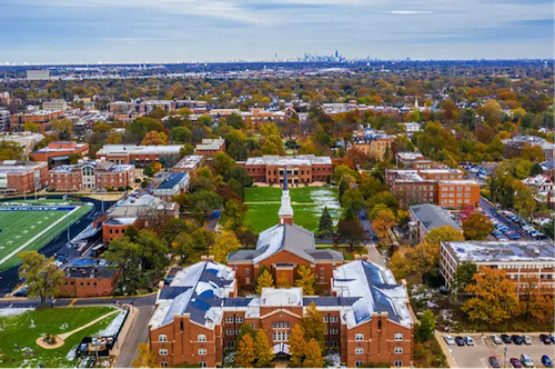 Khuôn viên trường Đại học Elmhurst vào mùa thu.