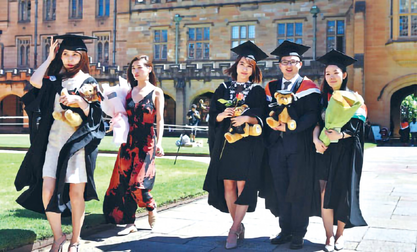 Sinh viên Trung Quốc trong ngày tốt nghiệp Đại học Sydney, Úc. Ảnh: China Daily