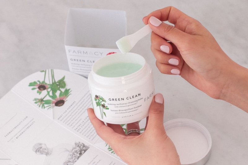 Bên trong lọ tẩy trang thiết kế đơn giản là hỗn hợp làm sạch kết cấu đặc sệt, mịn như nhung và tan chảy ngay lập tức trên da, giúp cuốn trôi những lớp trang điểm cứng đầu nhất. Thoa lên da và vùng mắt một lượng nhỏ, bạn sẽ thấy da ấm lên dễ chịu do sản phẩm này mang đến. Chúng hoạt động nhẹ nhàng và hiệu quả hơn bạn tưởng.