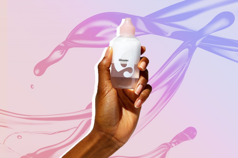 Lọ tẩy trang dầu sữa của Glossier chắc chắn không chỉ ghi điểm với mức giá "hạt dẻ" mà còn cho công dụng làm sạch đáng ngạc nhiên, giúp loại bỏ các sản phẩm makeup công thức lâu trôi, không thấm nước mà không cần chà xát hoặc kéo miết trên da. Một ưu điểm khác của Glossier Milky Oil chính là chiết xuất thuần chay từ rễ cây comfrey và vitamin B5, giữ cho làn da mềm mại, tươi mới.