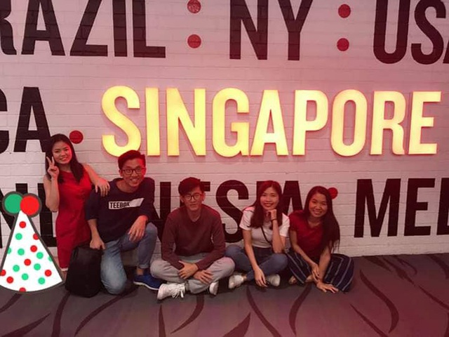 Ngọc Ánh (thứ 2 bên phải sang) cùng các bạn tại Trường Đại học Olympus Learning Academy 