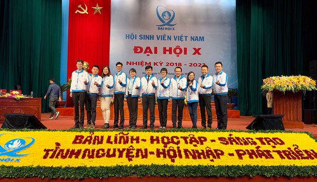 Hoàng Nam (thứ tư từ trái sang) tại Đại hội Hội Sinh viên Việt Nam lần thứ 10