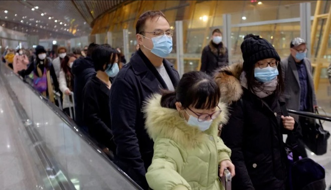 Sinh viên nước ngoài chờ đợi để rời Trung Quốc khi dịch viêm phổi do virus corona gây ra bùng phát. Ảnh: New Straits Times.