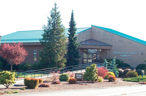 Saanich School District có ba trường trung học, mỗi trường đều có những chương trình học thuật khác nhau.