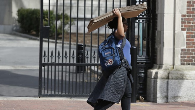 Sinh viên Harvard dọn đồ khỏi ký túc xá. MIT cũng đưa ra quyết định tương tự. Ảnh: Getty Images.