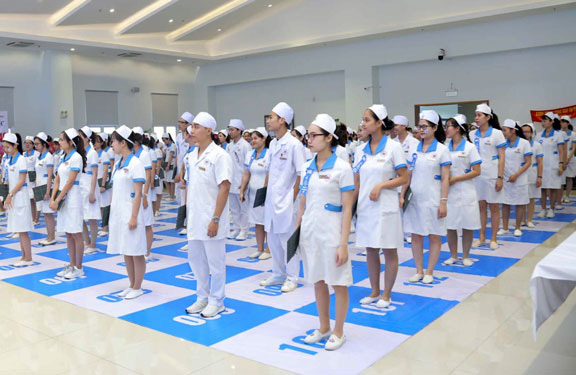 Nhật Bản đang thiếu điều dưỡng, hộ sinh trầm trọng