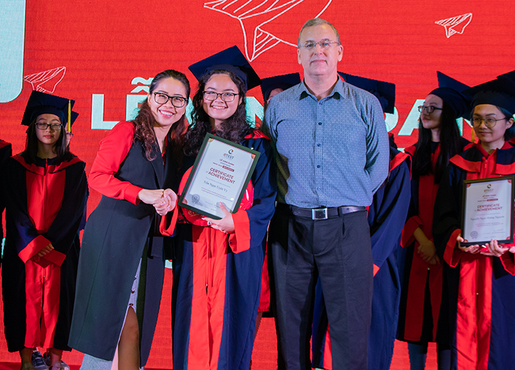 Uyên Vy (giữa) đạt học bổng 260.000 USD tại Rensselaer Polythechnic Institute.