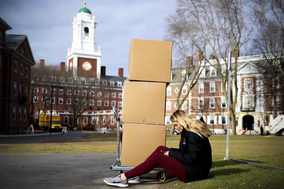 Ngày 10/3, Đại học Harvard thông báo dừng tổ chức dạy học, yêu cầu sinh viên rời khỏi ký túc xá trong 5 ngày từ 11-15/3 để hạn chế sự lây lan của virus corona.