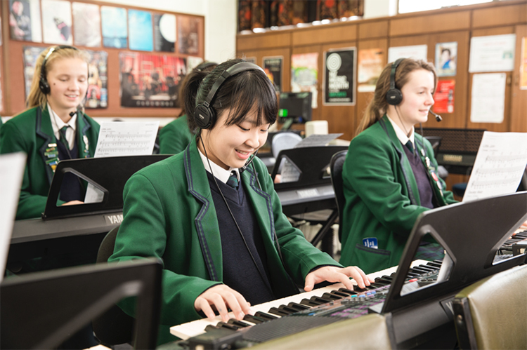 Nhiều trường trung học tại New Zealand có các chương trình về các môn học nghệ thuật như âm nhạc, mỹ thuật, khiêu vũ... thu hút học sinh có năng khiếu.