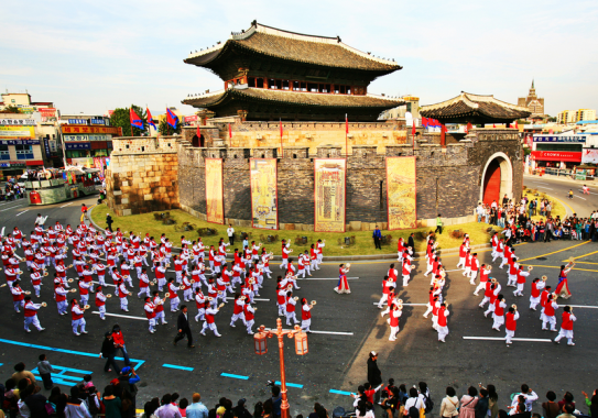 Lễ hội được tổ chức tại thành Hwaseong
