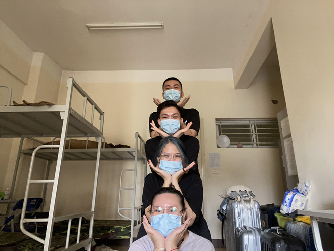 Nhóm bạn Ngọc Ánh, Lan Phương, Tuấn Anh, Nguyễn Văn Hoàng tại khu cách ly Ảnh: Lan Phương.
