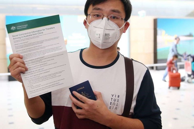 Du học sinh Trung Quốc cầm trên tay văn bản do chính phủ Úc quy định về việc ngưng nhập cảnh.