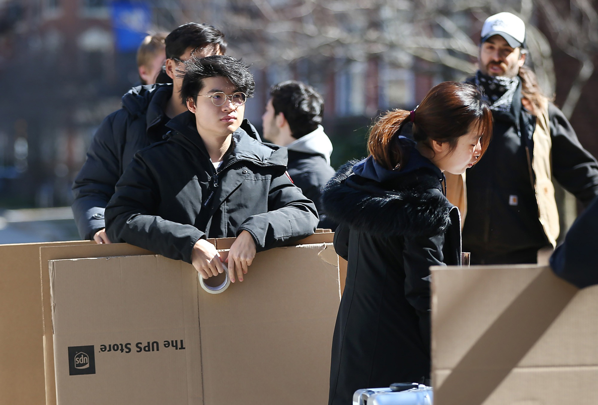 Sinh viên Đại học Boston, bang Massachusetts, thu dọn đồ đạc rời khỏi ký túc xá ngày 18/3. Ảnh: Nancy Lane/ Boston Herald.
