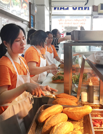 Du học sinh Việt làm thêm ở tiệm bánh mì Như Lan vùng Footscray, Melbourne. Ảnh: Thoại Giang