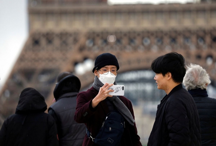 Một bạn trẻ đeo khẩu trang phòng tránh lây nhiễm Covid-19 tại Paris, Pháp. (Nguồn: China Daily)