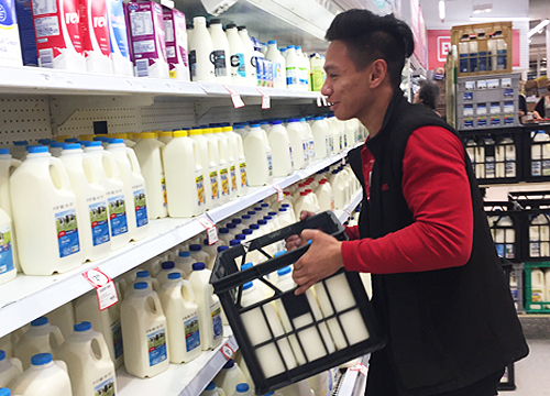 Du học sinh Việt làm thêm ở siêu thị Coles vùng Yarraville, Melbourne. Ảnh: Thoại Giang